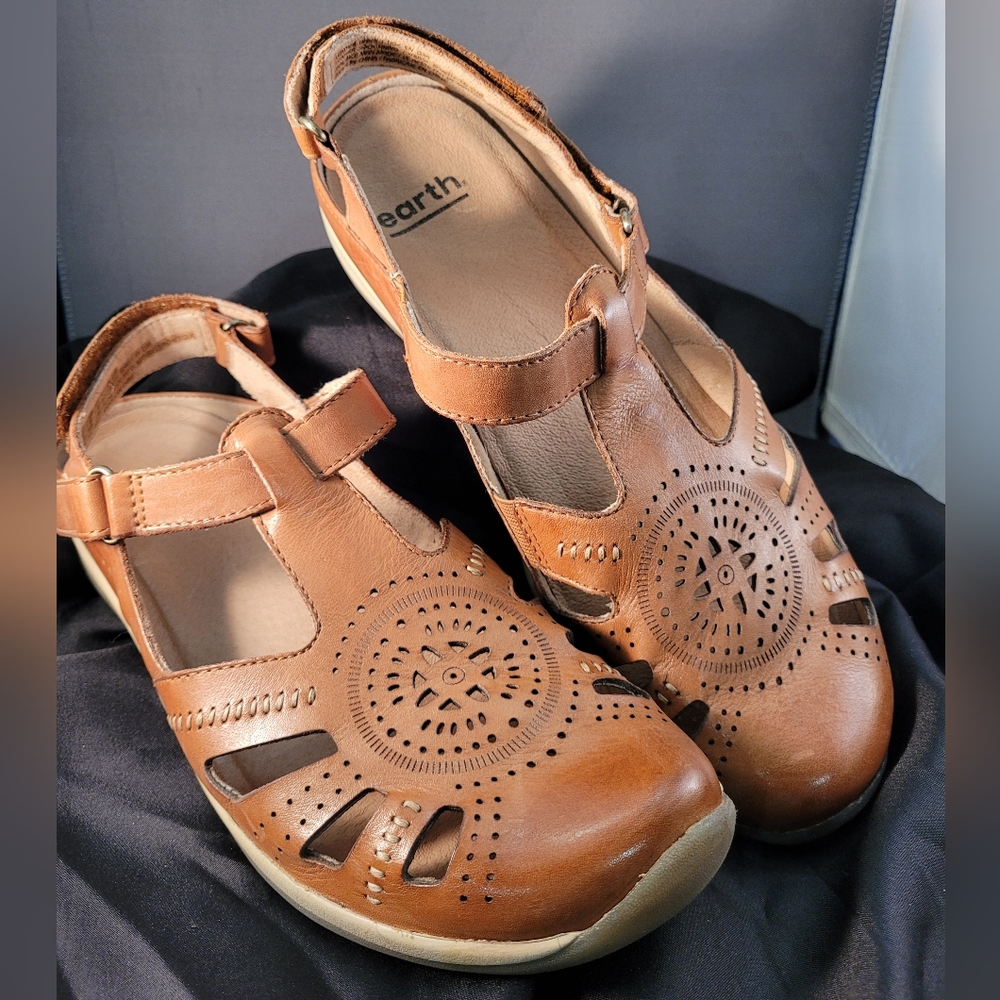 Sandal sz10, casual closed toe, worn twice